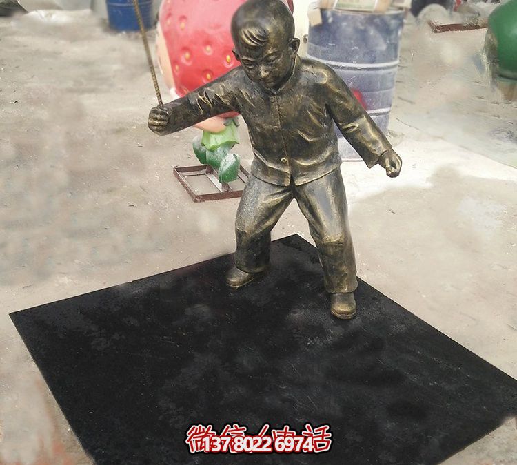 優(yōu)雅銅色仿玻璃鋼兒童打陀螺雕塑