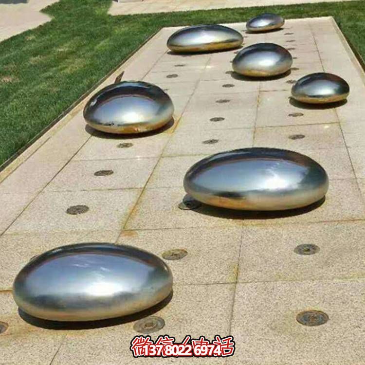 不銹鋼鏡面戶外噴泉水景擺件，以鵝卵石與雕塑裝飾