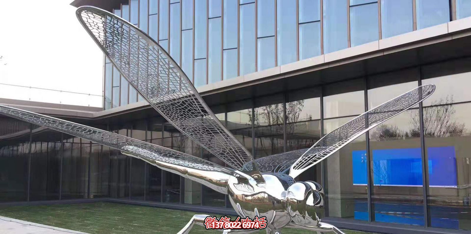 不銹鋼蜻蜓雕塑，鏡面反射大學花園抽象風格