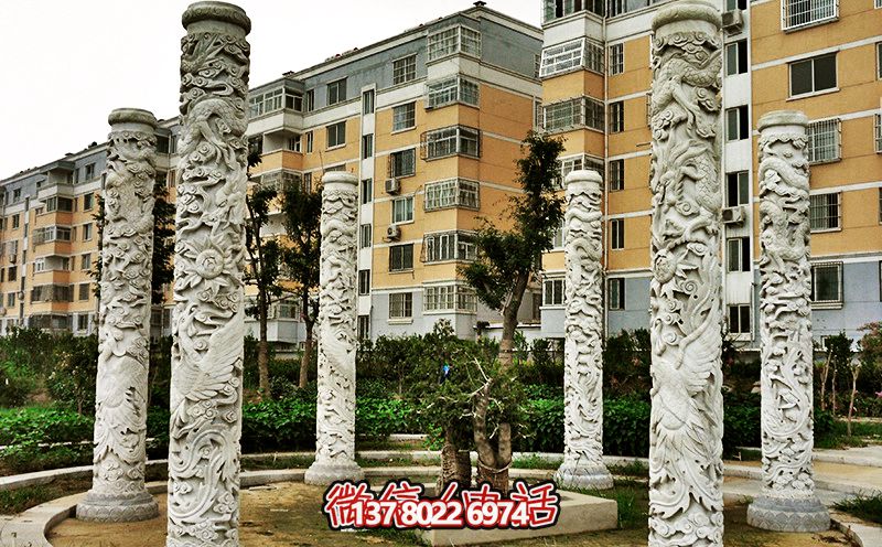 精美大理石浮雕龍柱，裝點小區花園