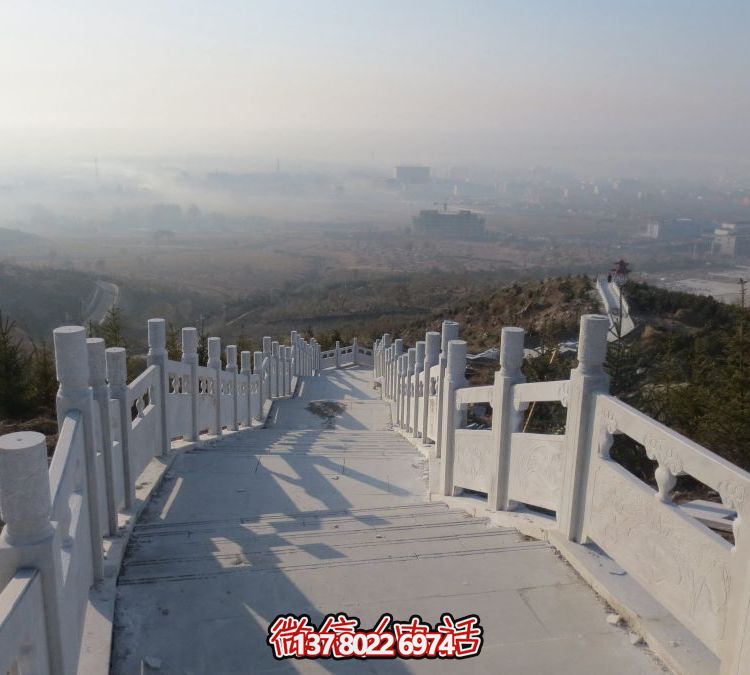 精致石雕護欄，漢白玉青石欄板點綴天然風情