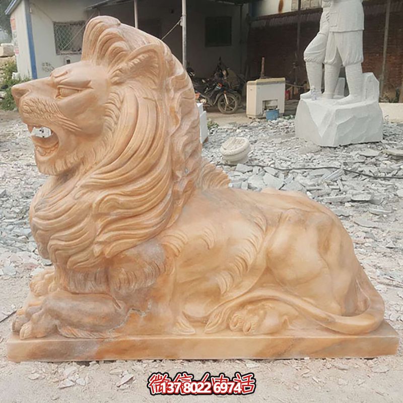 兇猛獅子紅石雕臥著雕塑，為公園景區(qū)添彩晚霞之美