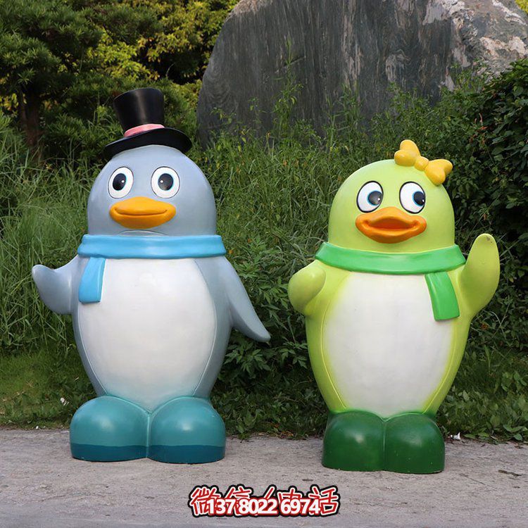 玻璃鋼彩繪企鵝景觀公仔，為幼兒園戶外擺件