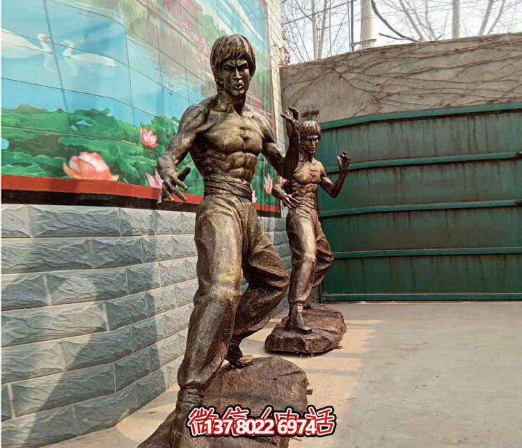 “李小龍雕塑從電影院到廣場，功夫明星永存”