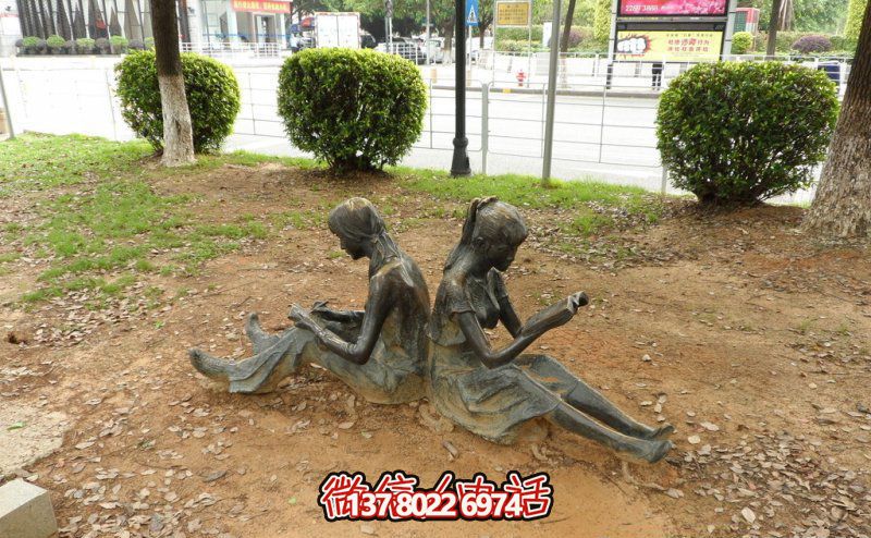 公園草坪女孩背對背的讀書雕塑 公園草坪女孩背對背的讀書雕塑