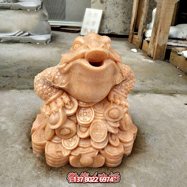 庭院水池里擺放的黃蠟石石雕創(chuàng)意金蟾雕塑 庭院水池里擺放的黃蠟石石雕創(chuàng)意金蟾雕塑
