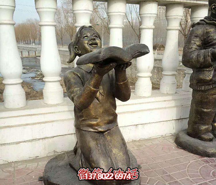公園創(chuàng)意不銹鋼仿銅跪著的女孩看書雕塑