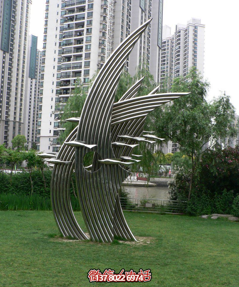 城市小區裝飾一群空中游走的不銹鋼魚雕塑 城市小區裝飾一群空中游走的不銹鋼魚雕塑