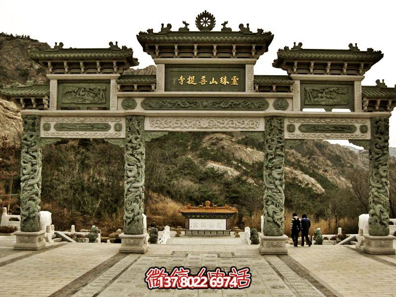 菩提寺院門前擺放龍柱浮雕三門青石牌坊 菩提寺院門前擺放龍柱浮雕三門青石牌坊
