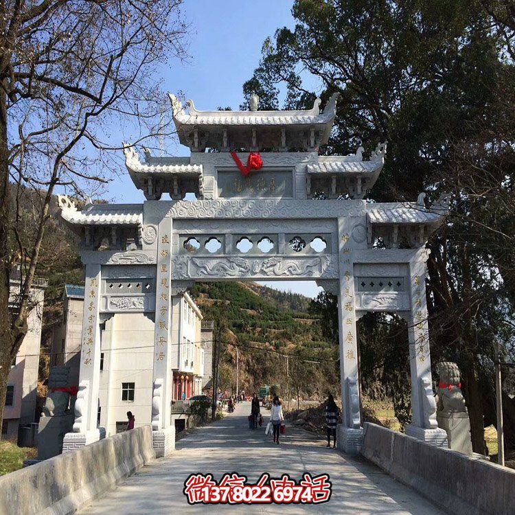 村口石牌坊，三間四柱石雕牌樓