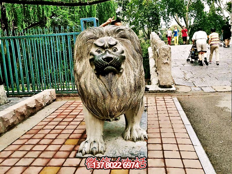 大型仿真玻璃鋼戶外街道創意行走的獅子雕塑 大型仿真玻璃鋼戶外街道創意行走的獅子雕塑