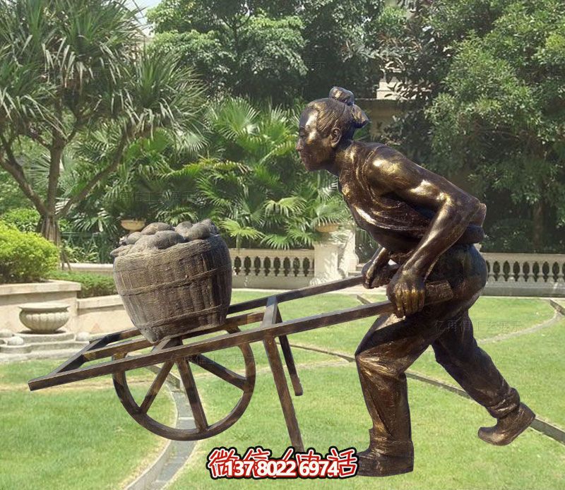 小區(qū)草坪擺放推獨(dú)輪車的古人玻璃壺仿銅雕塑 小區(qū)草坪擺放推獨(dú)輪車的古人玻璃壺仿銅雕塑