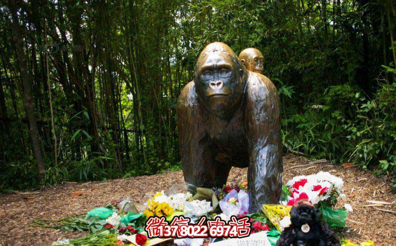 戶外園林不銹鋼仿銅背著猴子的猩猩雕塑 戶外園林不銹鋼仿銅背著猴子的猩猩雕塑