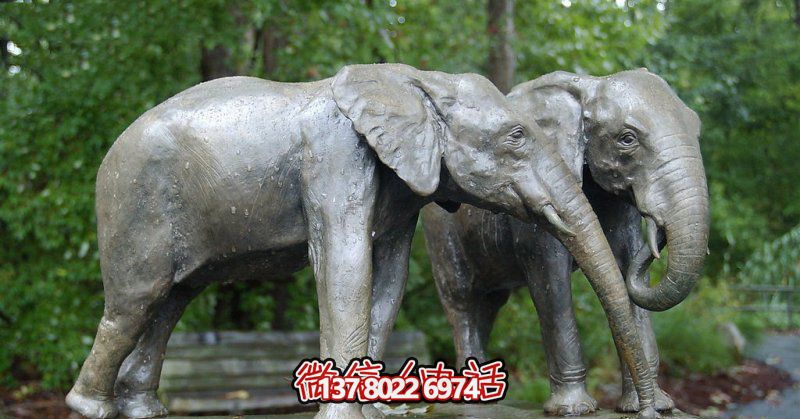 公園玻璃鋼仿銅園林兩只散步的大象雕塑 公園玻璃鋼仿銅園林兩只散步的大象雕塑