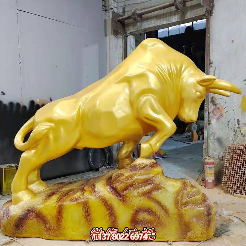 街道上擺放的金色的玻璃鋼彩繪華爾街牛 街道上擺放的金色的玻璃鋼彩繪華爾街牛